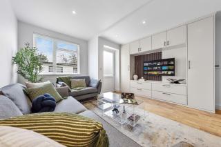 Contemporary 2BR Apt, Near Station, Free WIFI - 0