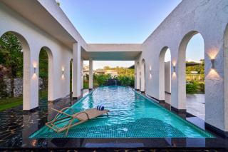 SaffronStays Elysian Retreat - 5BHK Luxury Villa in Alibaug with Pool, Jacuzzi, Lawn & Bonfire - 9