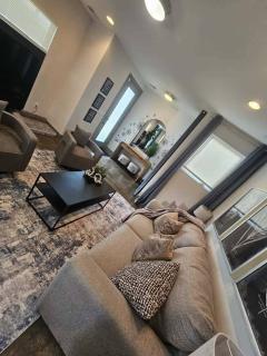 3BR and 3BA 5 Min DT Firepit Patio and Sleeps 10 - 0