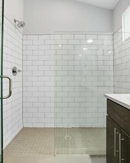 3BR and 3BA 5 Min DT Firepit Patio and Sleeps 10 - 6