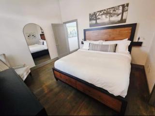 3BR and 3BA 5 Min DT Firepit Patio and Sleeps 10 - 4