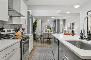 3BR and 3BA 5 Min DT Firepit Patio and Sleeps 10 - 3