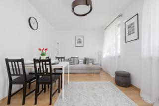 Apartament na Parterze z Parkingiem i Biurkiem do Pracy Zdalnej w Piasecznie by Noclegi Renters - 1