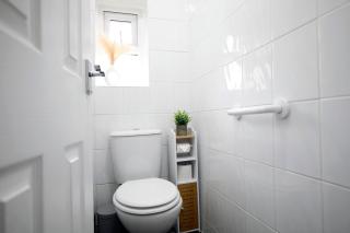 Spacious 3BR by Avalora Shortlets & Serviced Accommodations Queensway with big garden, Near train station - 5