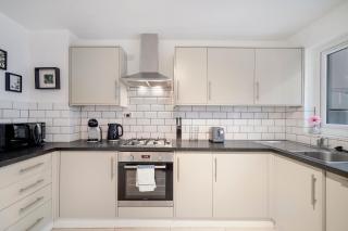 Stylish 4BR House with Garden and Free Parking in Ealing - Brentford - 8
