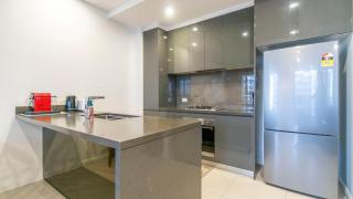Prime 2BR Pool Gym Parking Walk to Station - 6