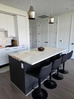 Skyline Bliss - Luxury Stay by Toyota Center - 8