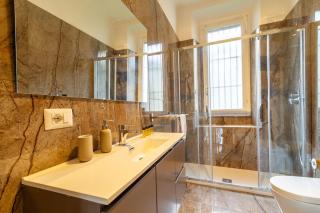 Shopping District -200 MQ - 8 People - 8