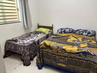 Casa 3 quartos, suite, 3 camas casal, 3 camas solteiro, banheiro social, área serviço, garagem, quintal, café da manhã - 2