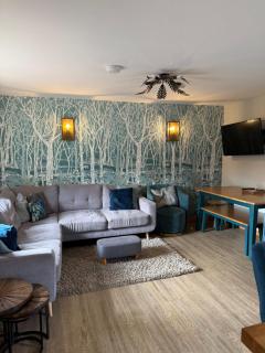 Distillers Cottage, Peaceful rural retreat in Lanarkshire, onsite craft distillery, hot tub, bbq hut, central for exploring Scotland - 3