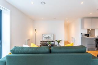 Stylish 2-Bedroom Penthouse with City Views - 4