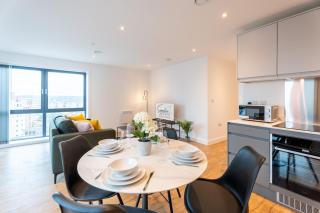 Stylish 2-Bedroom Penthouse with City Views - 5