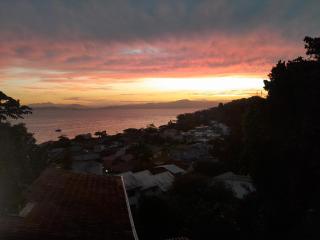 Casa Mary Refúgio com Vista Panorâmica para o Mar em Sambaqui, Florianópolis - 9