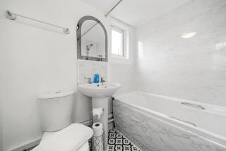 The Golden Hideaway - Vibrant & Stylish Flat - 4