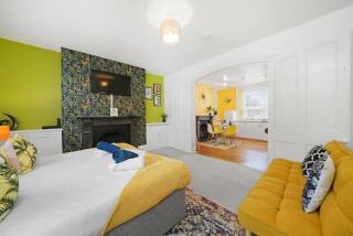The Golden Hideaway - Vibrant & Stylish Flat - 3