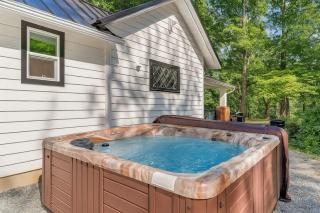 Historic Farmhouse 5 acres Hot Tub Parkway Access - 9