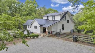 Historic Farmhouse 5 acres Hot Tub Parkway Access - 5