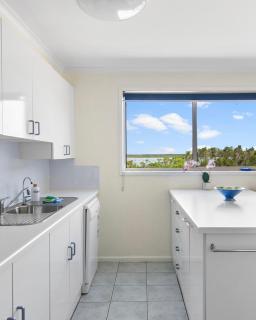 Picturesque Lakeside Getaway: Views, Beach, Park - 8