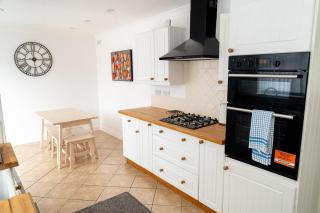 Relaxing 3-Bed Family Stay in Basingstoke - 9