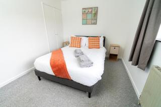 Relaxing 3-Bed Family Stay in Basingstoke - 1