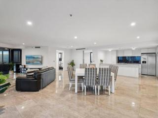 Sub-Penthouse Dream in Circle on Cavill - Hosted by Coastal Letting Co. - 9