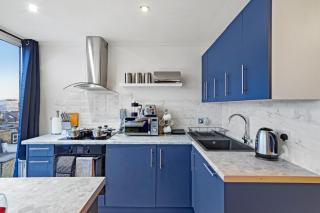 The Lookout - Chic Flat with City Views - 1