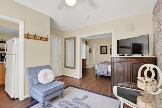 Above the Tea Room off Madison Square - Savannah - 7