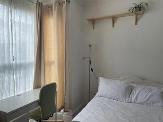 Spacious 4 Bedroom Mid-Terrace in Swansea - 5