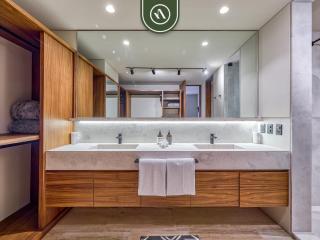Luxury 4BR Oceanfront Condo - Private Beach - Pool - 9