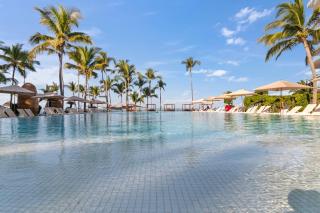 Oceanview 3BR Apt with Beach Access - Pools - Gym - 3
