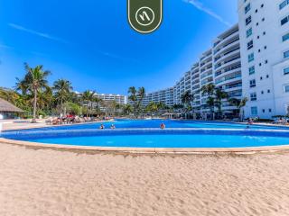 Oceanfron 4 BR Condo - Beach - Wyndham Pool - 3