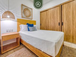 Luxury Oceanfront 3 BR Condo - Pools - 7