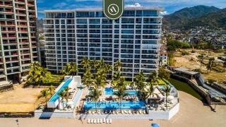 Luxury Oceanfront 3 BR Condo - Pools - 3