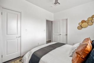 Spacious Apartment with Gated Parking Near Med Ctr - 5