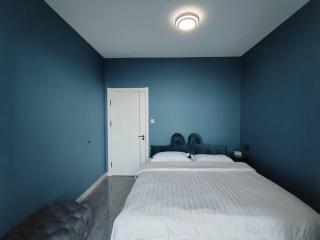 Central Avenue Luxury River View Apartment - 4