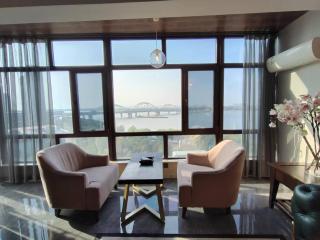 Central Avenue Luxury River View Apartment - 2