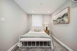 Heart of Houston • Walk to the Heights & More! - 4