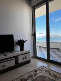 Sun, Sea and Serenity - Beachfront Apt with Sunset Views and Soothing Waves - Durrës - 9