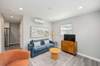 Prime Heights Location • Central & Cozy! - 9