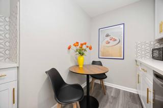 Prime Heights Location • Central & Cozy! - 7