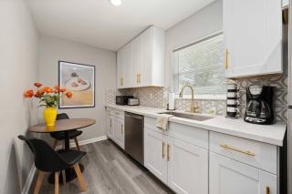 Prime Heights Location • Central & Cozy! - 6