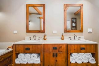 Monthly or Seasonal Large Petite Lake 44 Lakehouse Retreat with Private Pier and Hot Tub secluded Deep in the Woods - 9