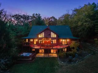 Monthly or Seasonal Large Petite Lake 44 Lakehouse Retreat with Private Pier and Hot Tub secluded Deep in the Woods - 5