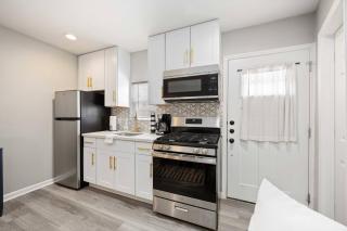 Steps from the Best of the Heights-Modern Comfort! - 9