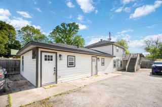 Steps from the Best of the Heights-Modern Comfort! - 1