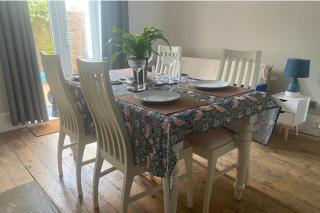 Seaview 2 Bedroom House Sleeps 4 - Pets Ok -WiFi - 5