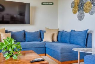 Luxurious 3BR Condo Right Next to the Beach - King - 4