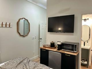 Stylish King Suite-FP-Hot Tub-Walk to All In OT - 9