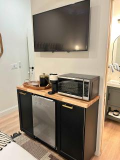 Stylish King Suite-FP-Hot Tub-Walk to All In OT - 2