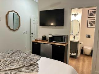 Stylish King Suite-FP-Hot Tub-Walk to All In OT - 3